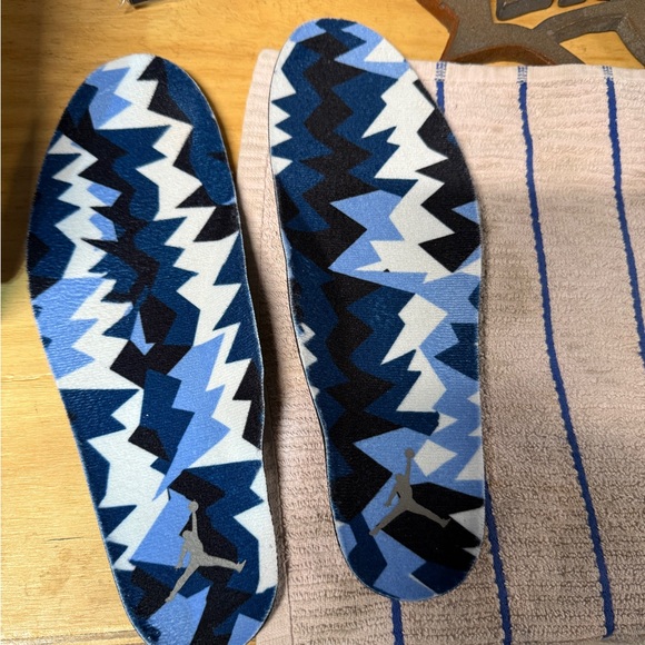 Jordan 6 UNC, size 11.0 (OPEN TO OFFERS) - Picture 5 of 7